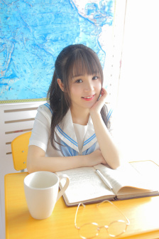 扶着小表妺的小屁股坐下来